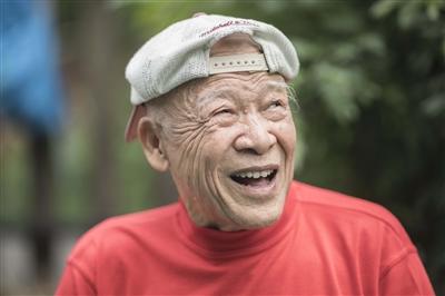 90岁的老大爷每天公园练劈叉和爬行 会玩微信、微博分享锻炼经验