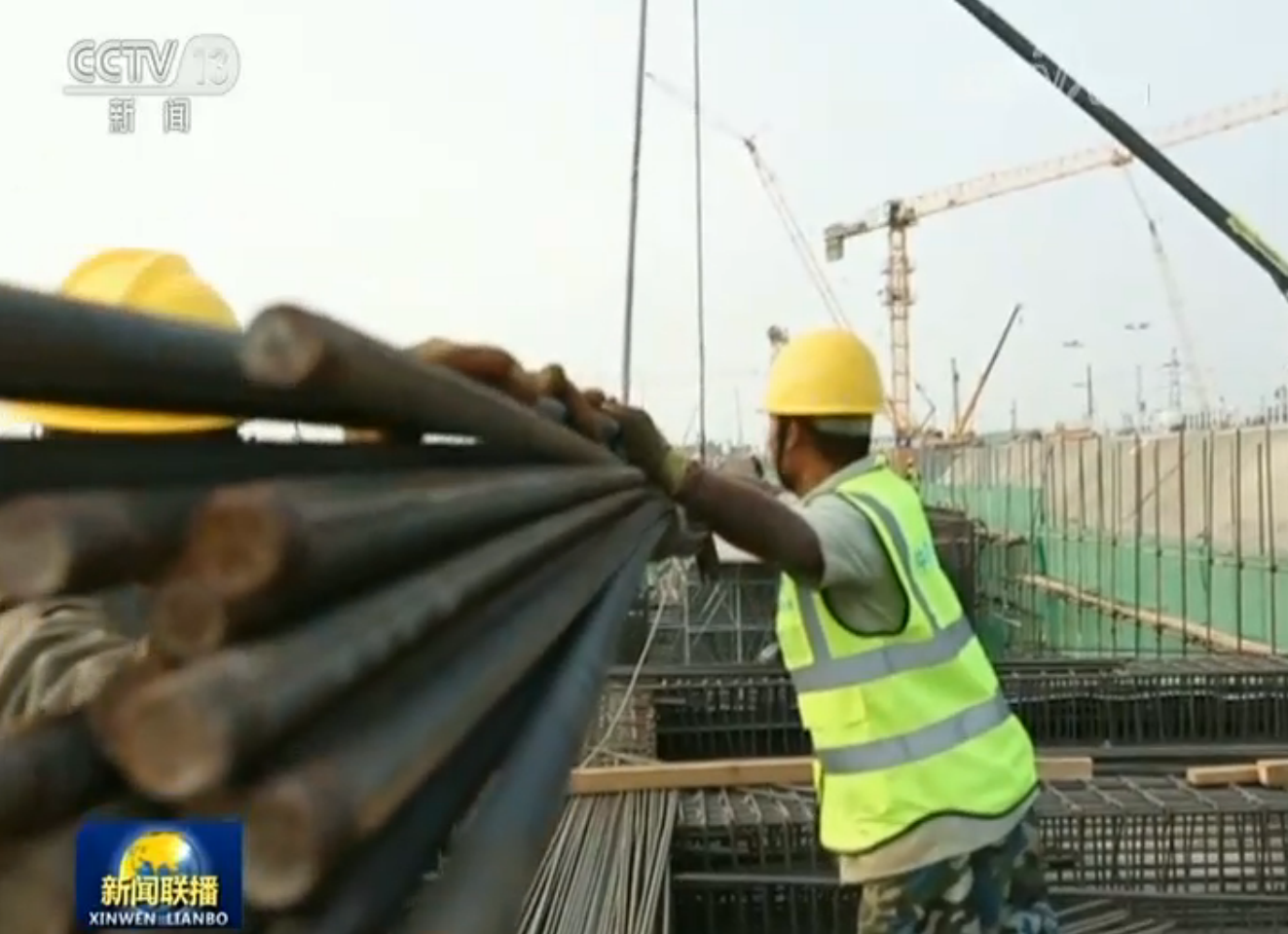 雄安新区转入大规模开工建设阶段 重点项目工程同时施工