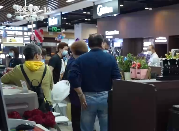网传多地出现排队抢购生活物资 当心“非理性抢购”滋生事端