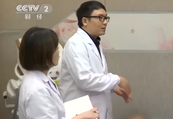 冬天给孩子厚衣服厚棉被裹着 当心出现“捂热综合征”