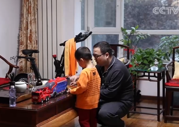 母亲让孩子当众下跪引发关注 反家庭暴力还须持续纵深推进