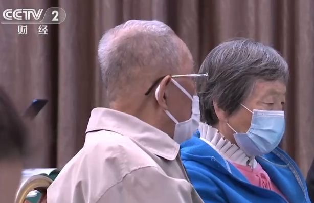 千元假币骗走老人半扇猪肉 面对这类骗子还须严惩不贷