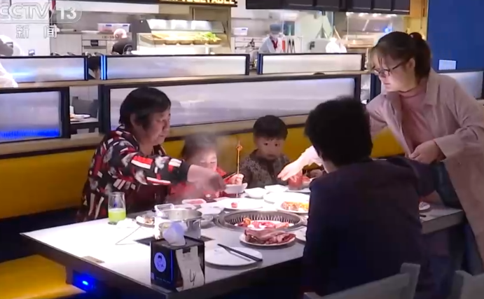 火锅店老板斥责浪费引发关注 免费水果不该是浪费的借口