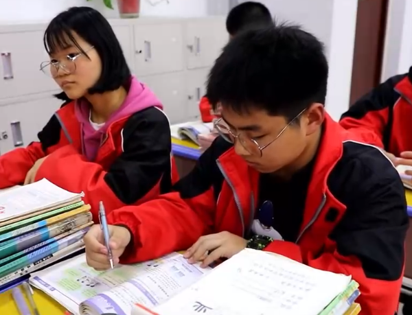 郑州学校规定头绳颜色上热搜 仪容教育也不该过分关注小事情