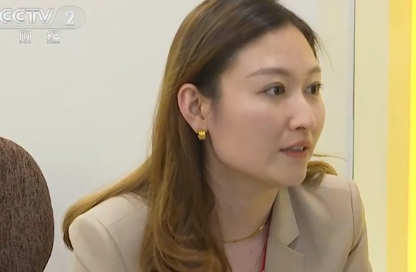 宿管阿姨替学生晾晒被褥被夸赞 这样的宿管阿姨才能让学生信服
